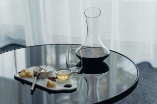 Carafer un vin : quand, comment, combien de temps