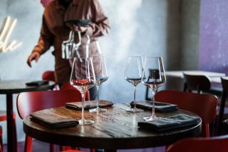 Lire une carte des vins au restaurant
