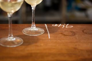 Pourquoi recrache-t-on le vin en dégustation ?